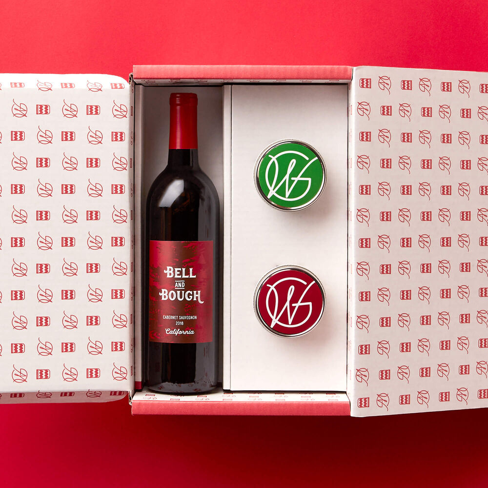 Alternative view of the Holiday Cupcake 2 Pack and Wine Gift in its box. image number null